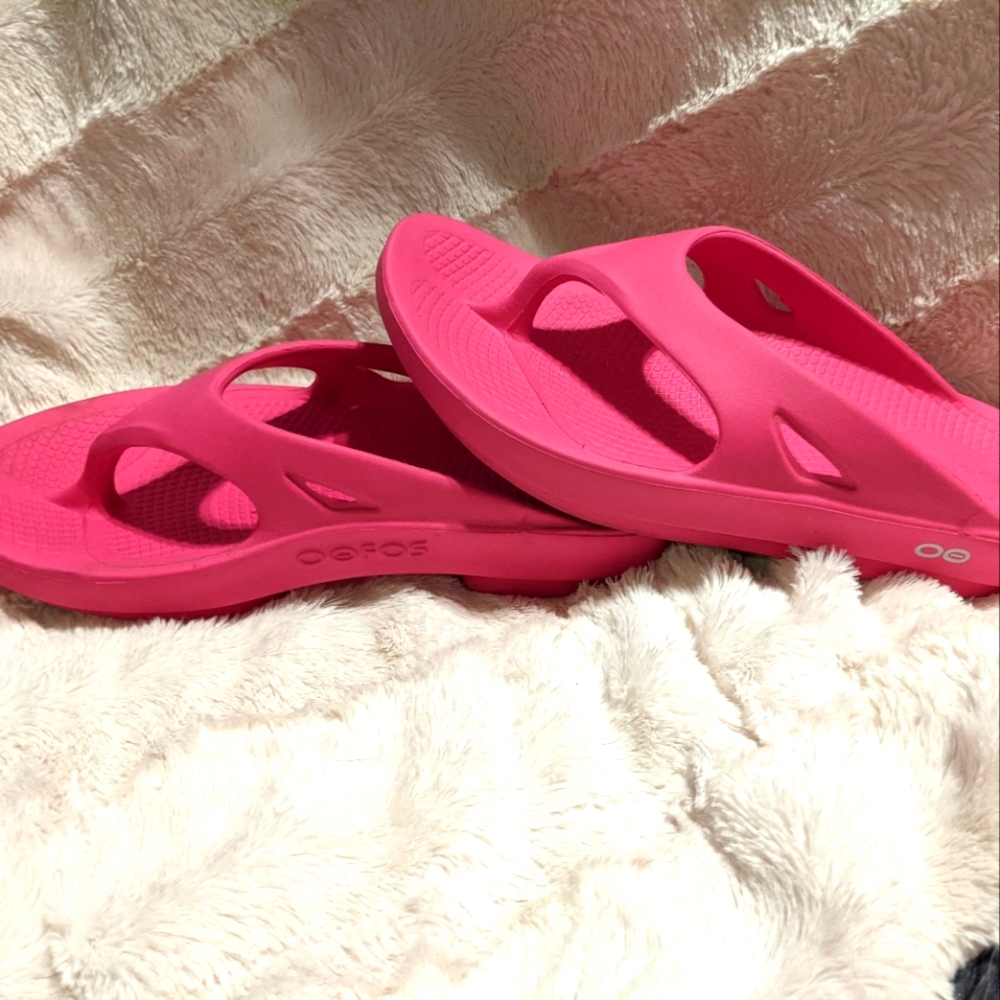 ❤️Oofos recovery flip flops